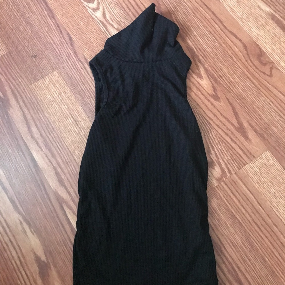 Turtle neck sleeveless top